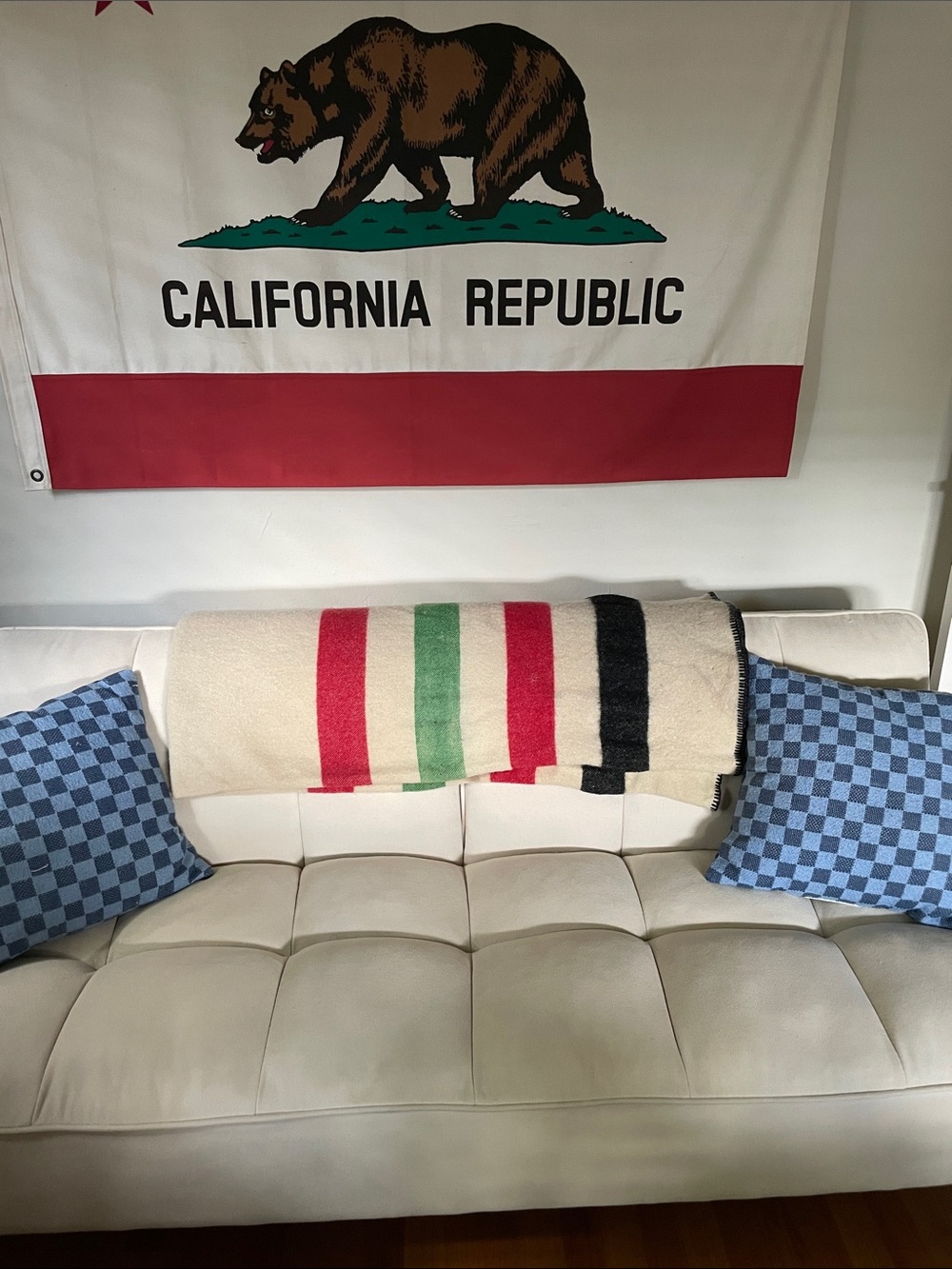 Vintage Woolrich Cream Throw with Red, Green & Black Stripes - Picture 2 of 5